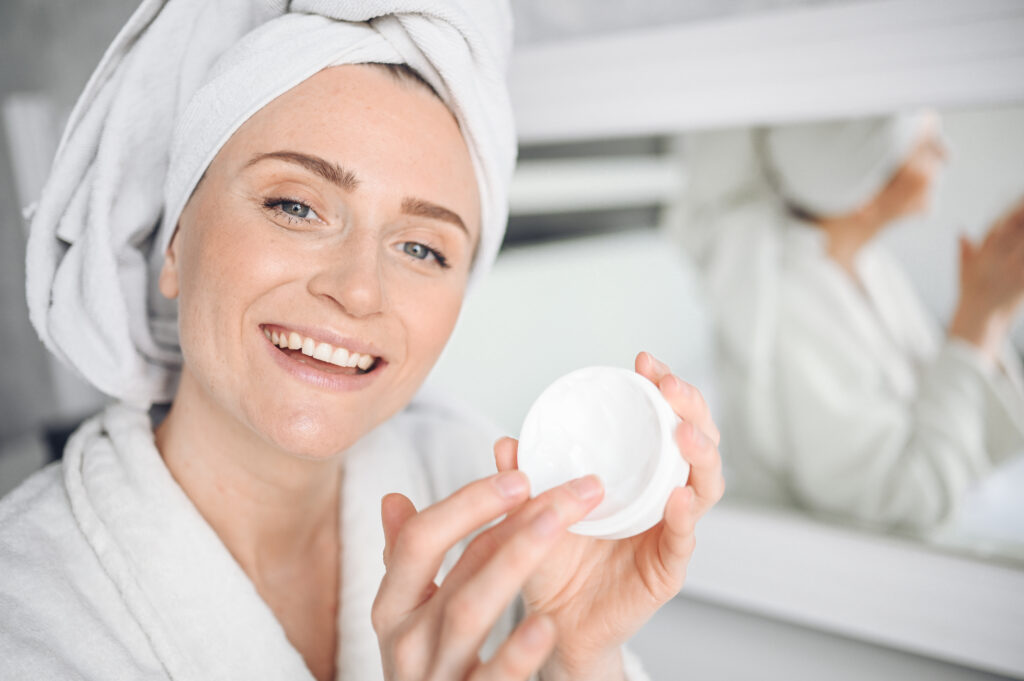 Domowa pielęgnacja skóry z użyciem kremu na noc Cosmelan 2 po zabiegu medycyny estetycznej