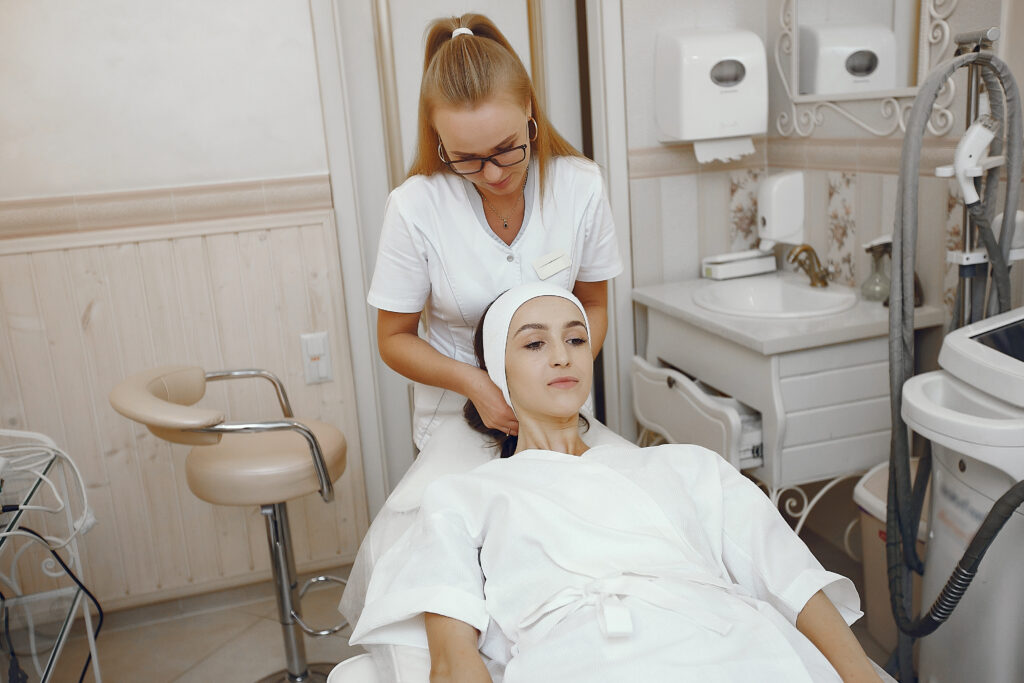 Pacjentka w klinice medycyny estetycznej przygotowywana przez lekarkę do zabiegu.